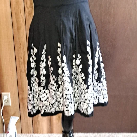 White House Black Market Black and White Floral Dress - Picture 2 of 6